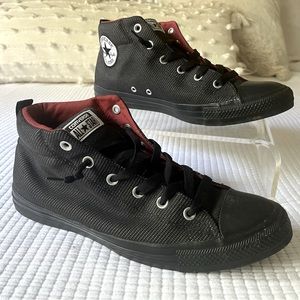 Men converse